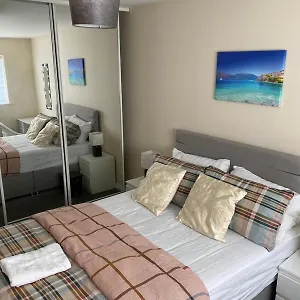 Cheerful 4 Bedroom Townhouse With Free Parking Newcastle upon Tyne